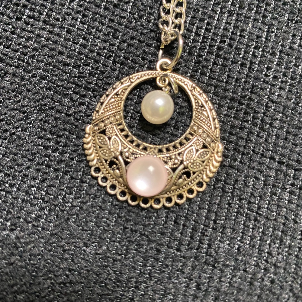 BEAUTIFUL 18 INCH NECKLACE